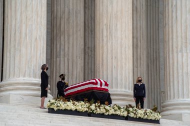 Yargıç Ginsburgs 'un tabutuyla Yargıtay Binası.