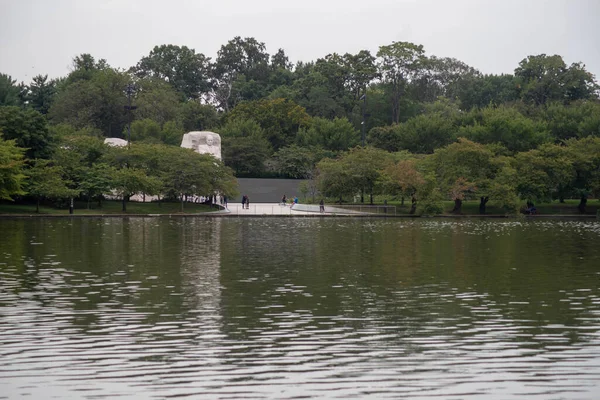 Martin Luther King Junior Monumento dall'altra parte dell'acqua — Foto Stock