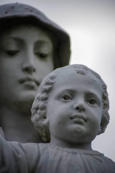 Bebek İsa mezarlığı heykeli, arka planda Bakire Meryem.. — Stok fotoğraf