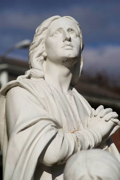 Statue du cimetière Marie-Madeleine — Photo