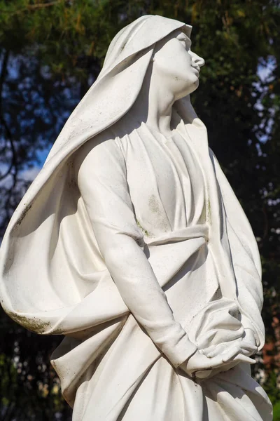 Statue du cimetière Jeune Vierge Marie — Photo