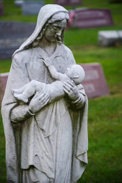 Madre acunando la estatua del cementerio de piedra bebé muerto. Virgen María — Foto de Stock