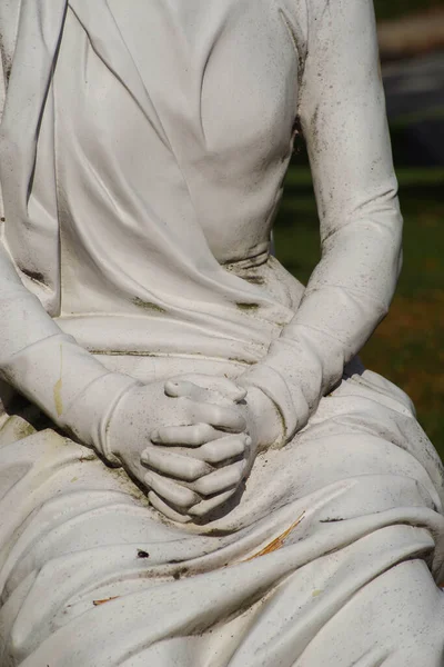 Marie Madeleine serrée mains priantes statue de cimetière. — Photo