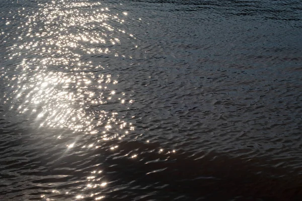 夕阳西下，在宁静的水面上闪烁着淡淡的微光，还有复制的空间. — 图库照片