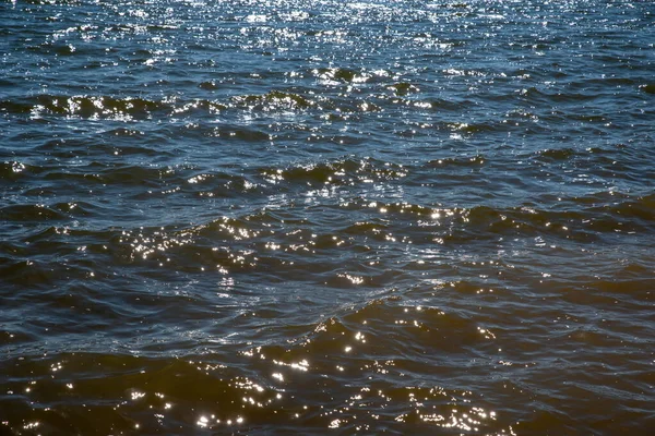 Ángulo magnífico en olas superficiales tranquilas brillando en el sol. —  Fotos de Stock