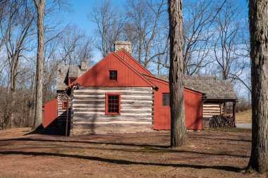 Koloni kütük kabini ve kırmızı ahşap çerçeve ev