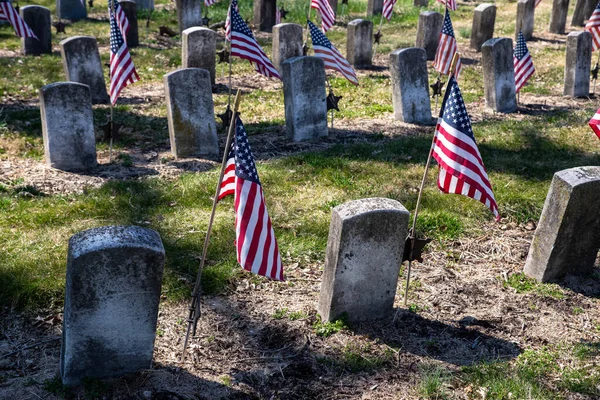 Rijen van Burgeroorlog soldaten grafstenen grafstenen met vlaggen op begraafplaats — Stockfoto