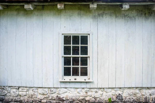 Białe okno w środku wybielonego domu kolonialnego na zewnątrz — Zdjęcie stockowe