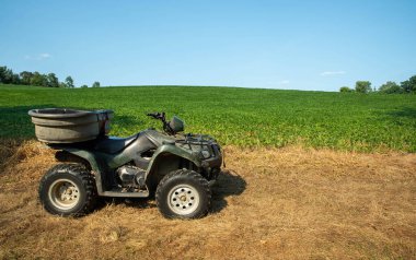Yemyeşil soya tarlasının yanındaki off road aracı.