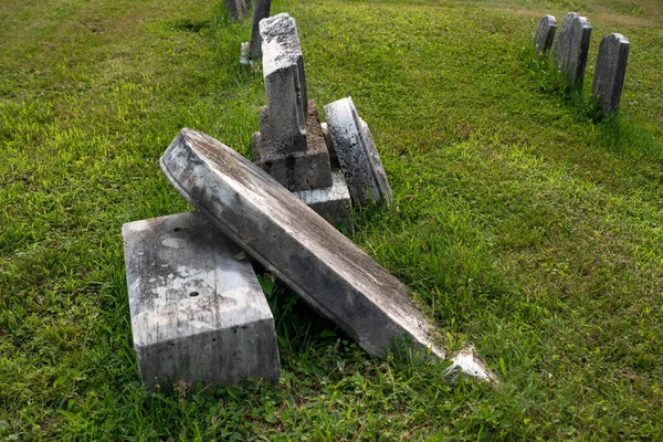 뒤덮인 묘지에 부서진 무덤들이 있습니다 사람도 공간도 자연의 빛에서 죽음의 — 스톡 사진