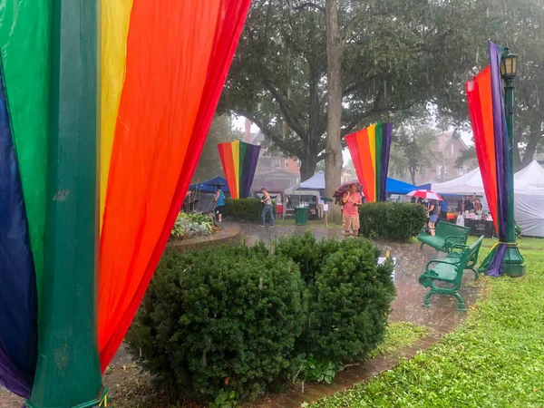 Banderas de arco iris y decoraciones del parque bajo la lluvia en el Pride Fest — Foto de Stock