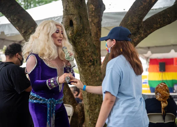 Hermosa Orgullo drag queen performer toma de la mano con un miembro de la audiencia. — Foto de Stock