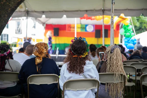 Las mujeres ven una actuación en el Pride Fest — Foto de Stock