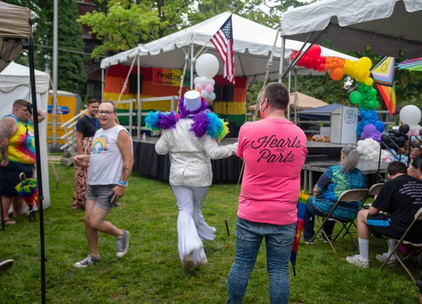 Intérprete con plumas de arco iris se apresura a volver al escenario en Pride Fest — Foto de Stock