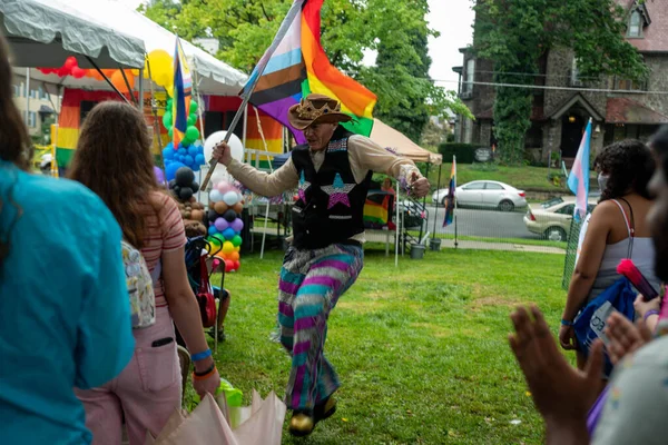 Artista baila y ondea una bandera de progreso orgullo en el festival del Orgullo — Foto de Stock