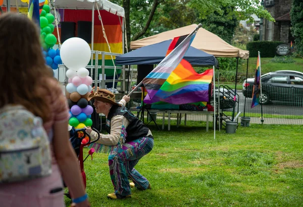 Un artista occidental en un festival del Orgullo ondea una bandera arcoíris — Foto de Stock