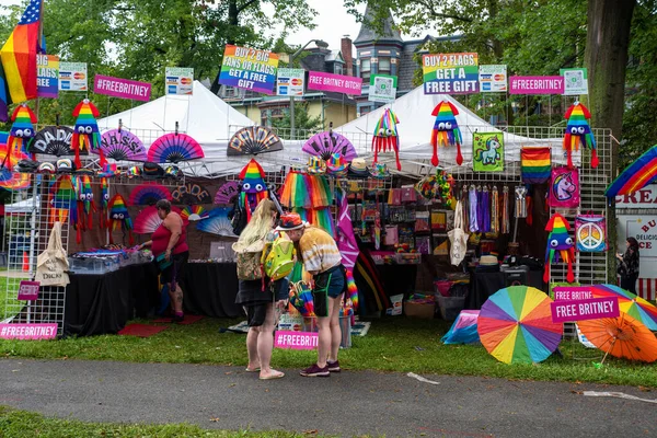 Tienda colorida decorada del puesto del vendedor en el festival del orgullo — Foto de Stock