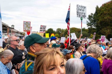 Philadelphia, PA, ABD, 10-18-2025: Anayasa Merkezi önünde toplanan pankartlı ve bayraklı protestocular