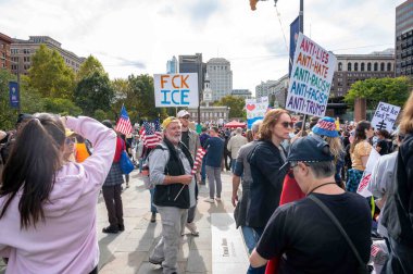 Philadelphia, PA, ABD, 10-18-2025: Bağımsızlık Salonu 'ndaki Anayasa Merkezi önünde toplanan pankartlı ve bayraklı protestocular kalabalığı.