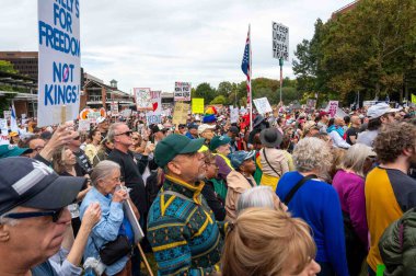 Philadelphia, PA, ABD, 10-18-2025: Anayasa Merkezi ve Özgürlük Çanı önünde toplanan pankartlı ve bayraklı çeşitli protestocular