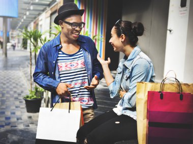 Çift birlikte yürür