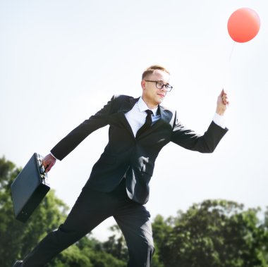 Balon ile neşeli işadamı