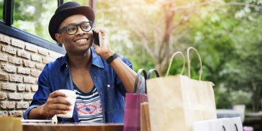 Telefonda Konuşan Adam