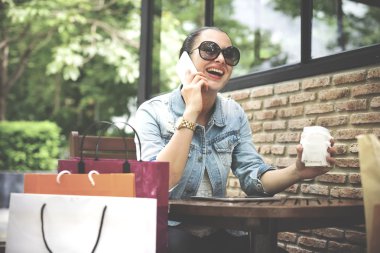 Kadın cep telefonuyla konuşuyor.