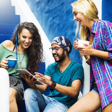 Arkadaşlar kavramı asılı