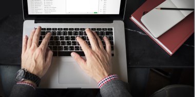 Dizüstü bilgisayar kullanan iş adamı