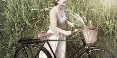 Alan üzerinde bisiklet kadınla 