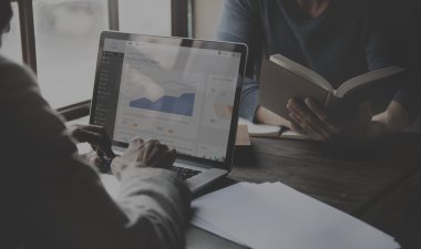 Dizüstü bilgisayar kullanan iş adamı