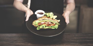 Sandviç yapma kadın