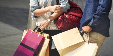 Çift birlikte yürür