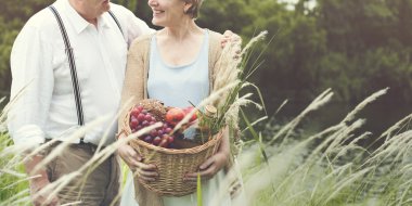 Karı ve koca birlikte pikniğe vakit