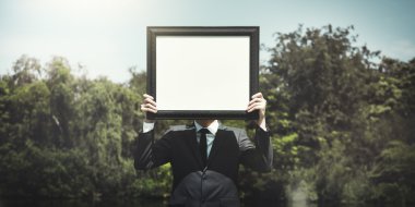 Resim tutan işadamı