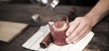 Kokteyl karışımı barmen