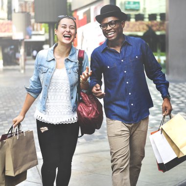 Çift birlikte yürür