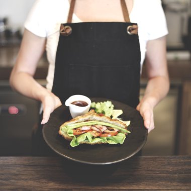 Sandviç yapma kadın