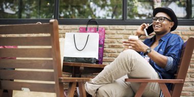 Telefonda Konuşan Adam