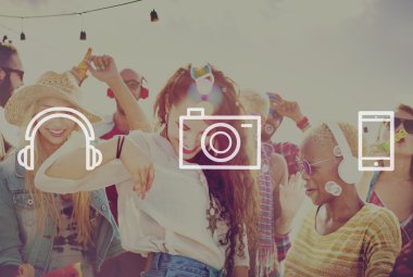 Grup insanlar ve eğlence multimedya içerik kavramının