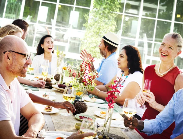 Diversidade Amigos Jantar ao ar livre — Fotografia de Stock