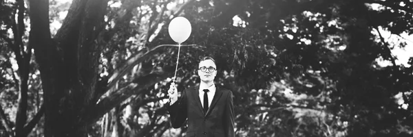 Zakenman met ballon in de open lucht — Stockfoto