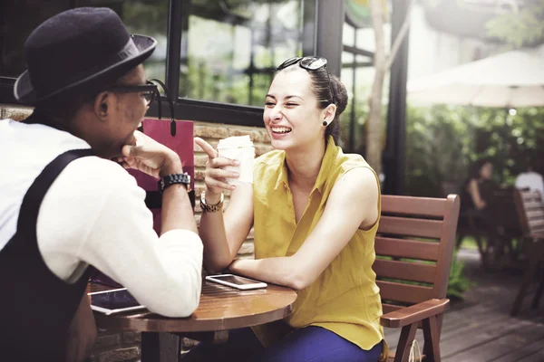 Amis assis dans un café en plein air Concept — Photo