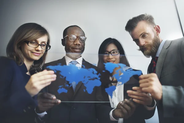 Uomini d'affari che lavorano in ufficio — Foto Stock