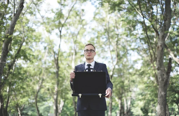 Geschäftsmann kostet mit Fall — Stockfoto