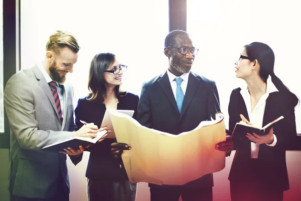 Uomini d'affari che lavorano in ufficio — Foto Stock