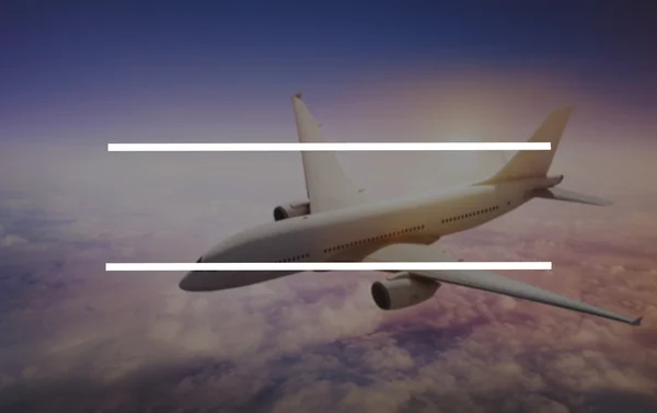 Flygplan som flyger i skyn — Stockfoto