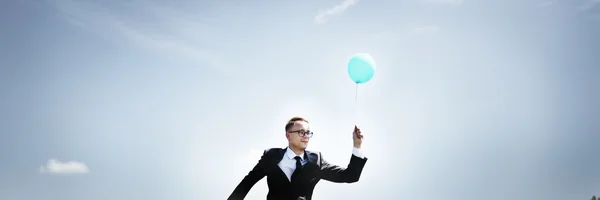 Бізнесмен з повітряною кулею на відкритому повітрі — стокове фото