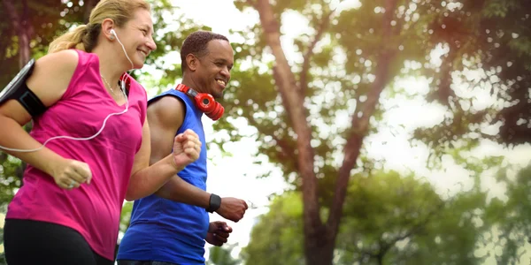 Sportliches Paar im Freien — Stockfoto